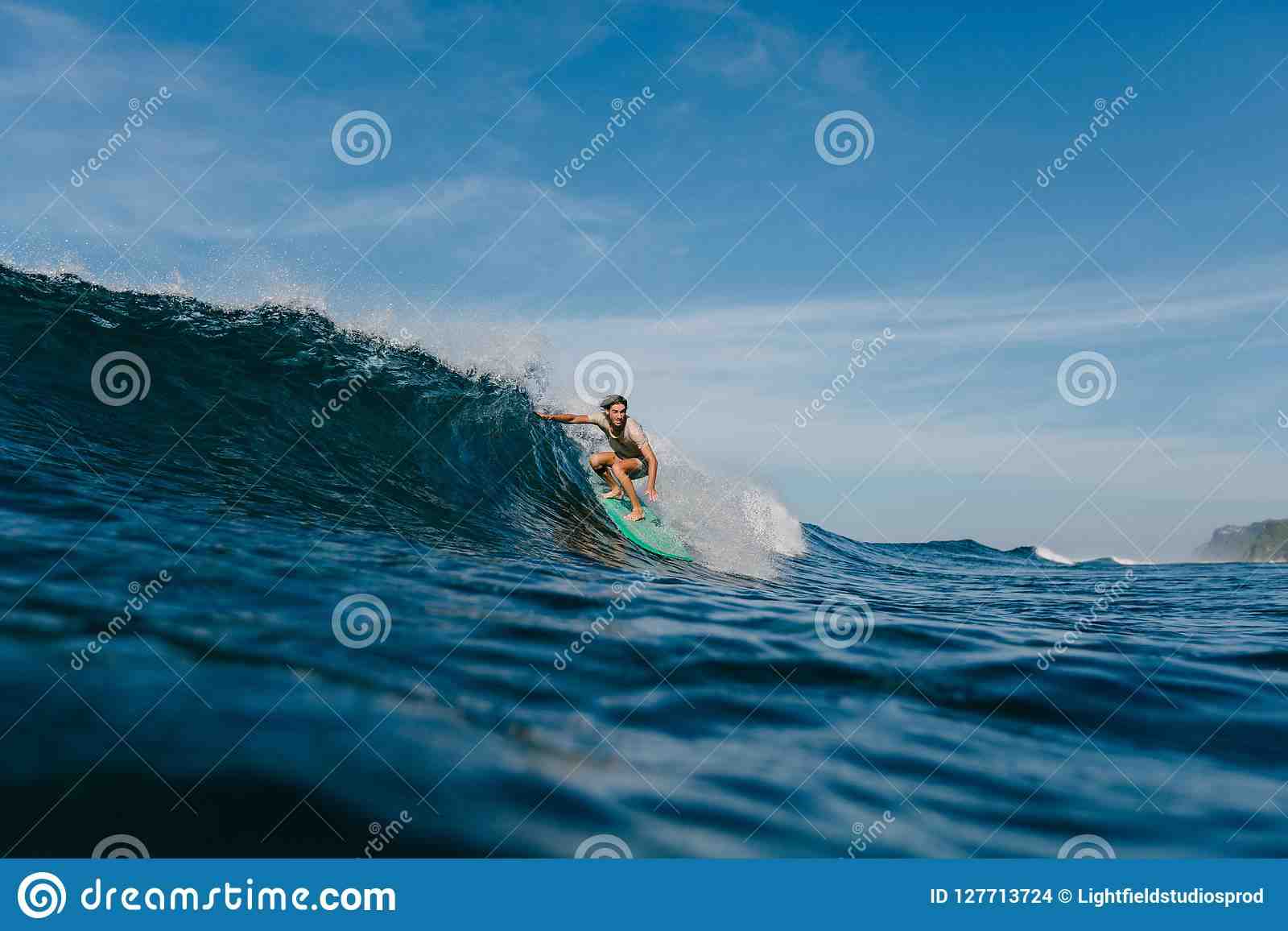 Comment travailler dans le surf ?