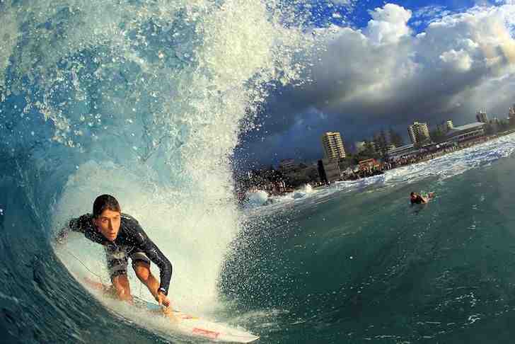 Pourquoi les surfeurs courent sur la plage ?