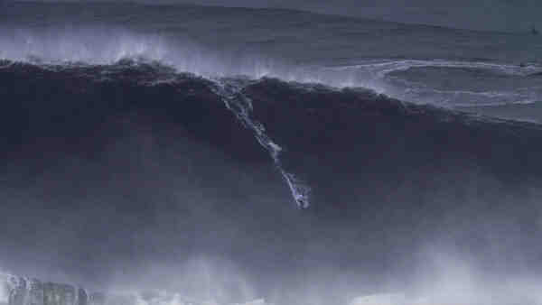 Qui a surfer la plus grande vague du monde ?