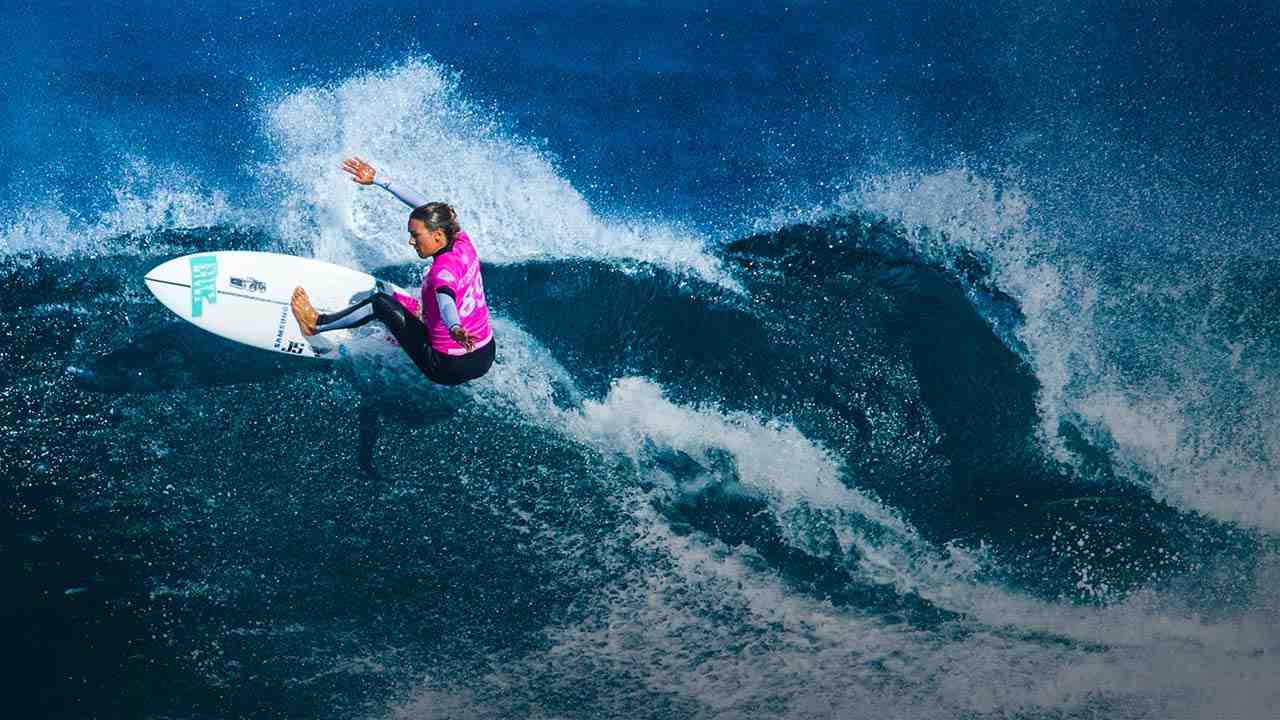 Where did Sally Fitzgibbons grow up?